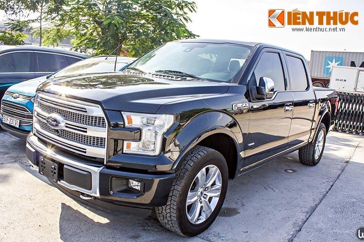 "Siêu xe" bán tải  Ford F-150 Platium được xem là mẫu xe bán tải con cưng của hãng Ford tại thị trường Mỹ. Khác với những chiếc xe bán tải thông dụng tại Việt Nam như Ford Ranger hay Toyota Hilux, Mazda BT50... F-150 có kích thước vượt trội.